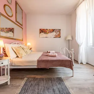 Old Romantic 4 With Free Private Parking Appartamento
